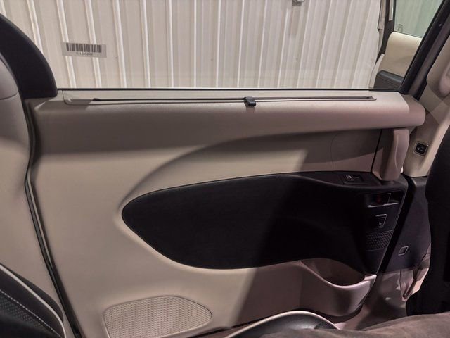 Used 2024 Chrysler Pacifica Limited image 23