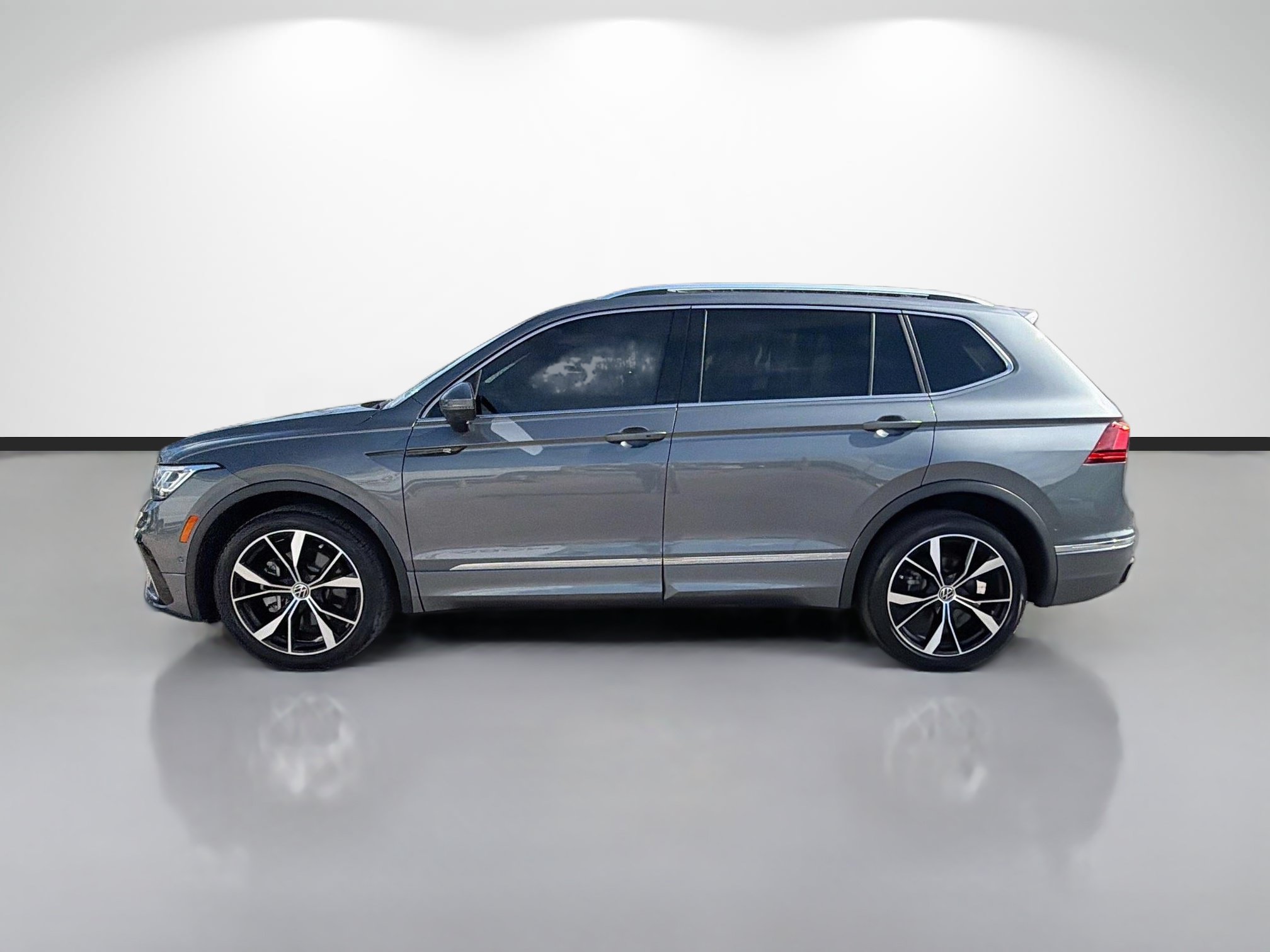 Used 2024 Volkswagen Tiguan SEL R-Line AWD/4WD image 6