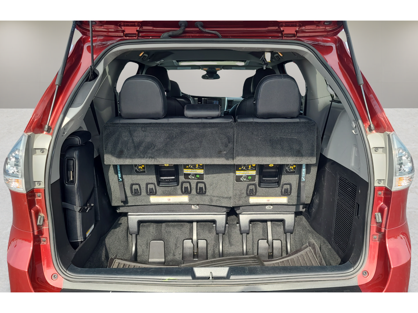 Used 2018 Toyota Sienna SE w/ SE Preferred Package FWD image 26
