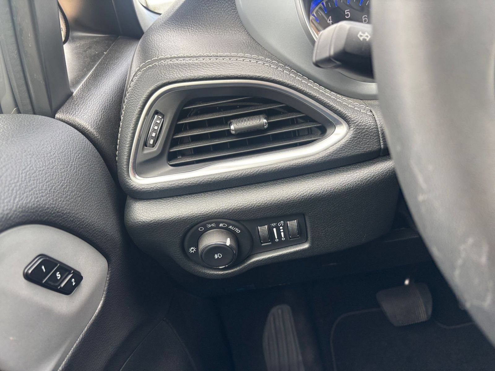 Used 2025 Chrysler Pacifica Limited FWD image 38