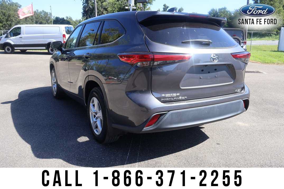 Used 2023 Toyota Highlander LE AWD/4WD image 4