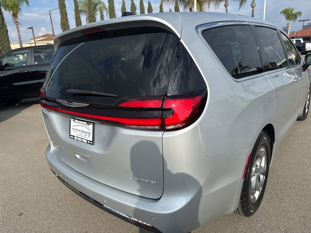 Used 2024 Chrysler Pacifica Limited image 12