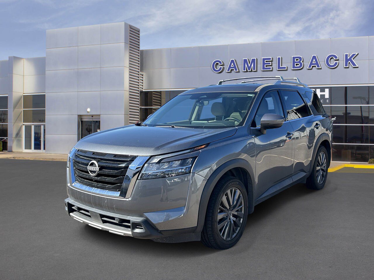 Used 2024 Nissan Pathfinder SL w/ SL Premium Package FWD image 2