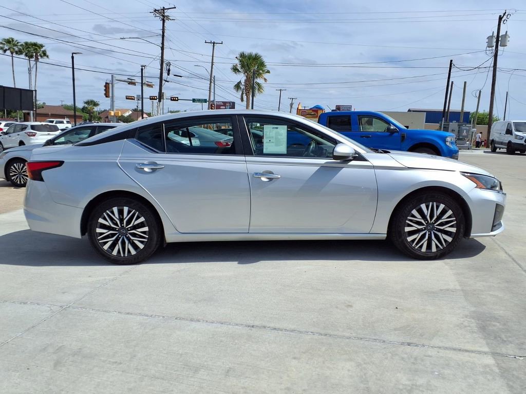 Used 2024 Nissan Altima 2.5 SV FWD image 9