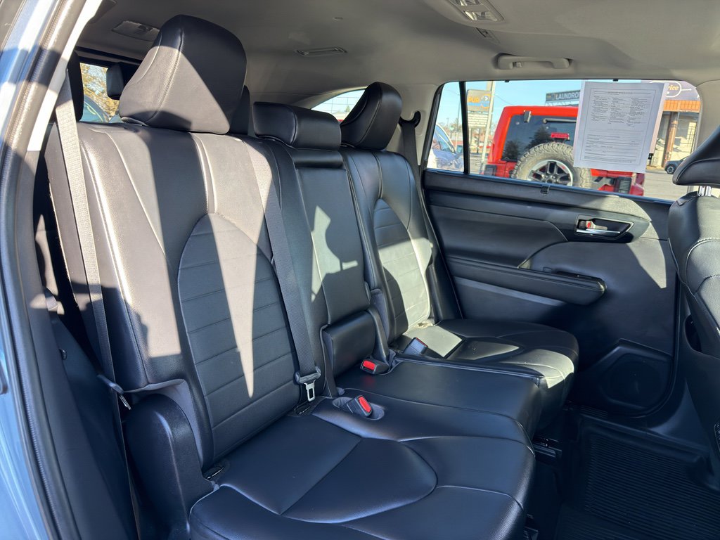 Used 2021 Toyota Highlander XLE image 18