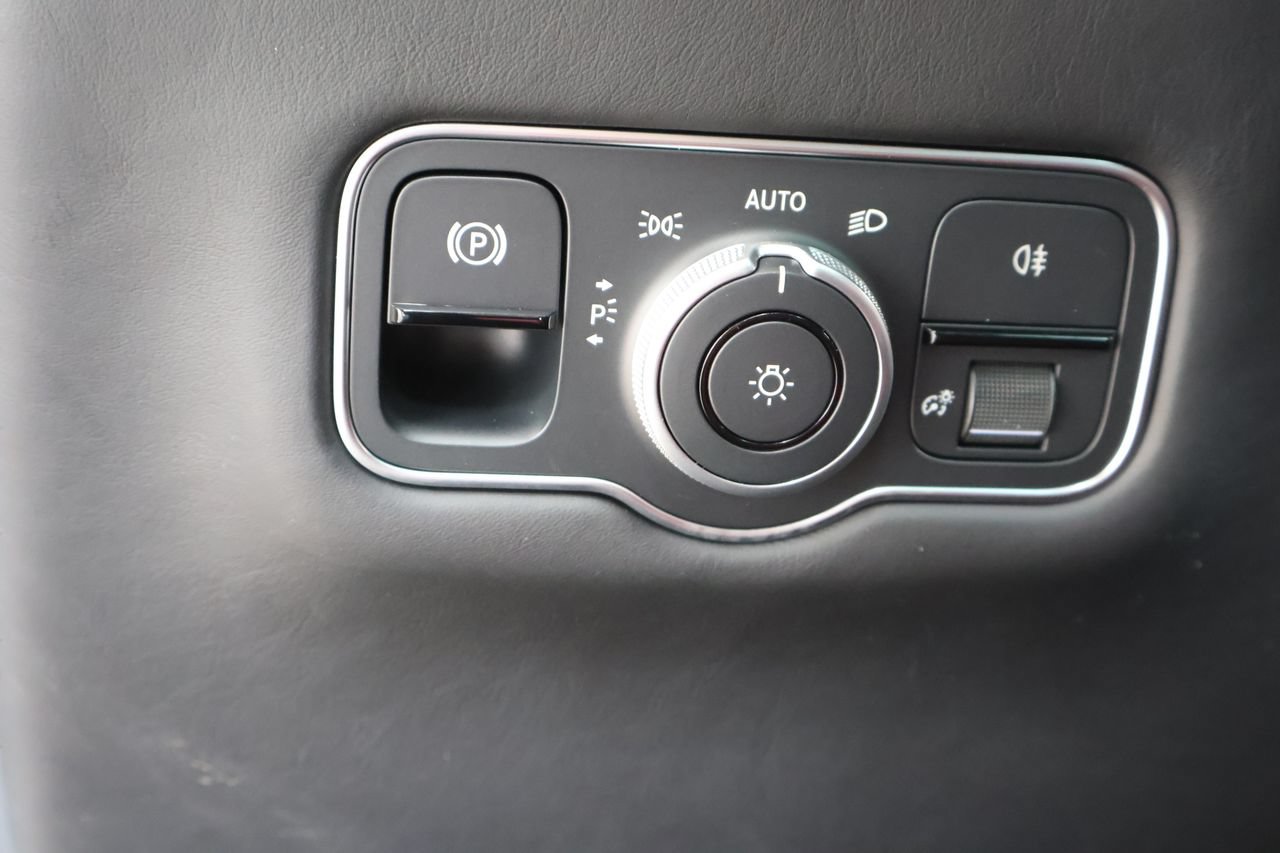 Used 2025 Aston Martin Vanquish RWD image 17