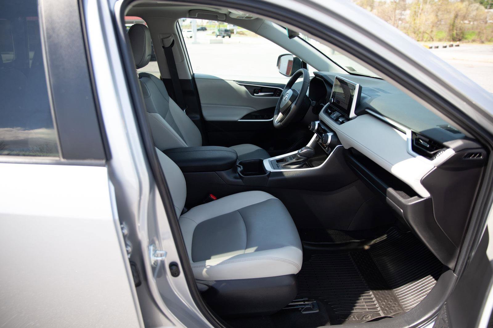Used 2023 Toyota RAV4 XLE Premium image 18