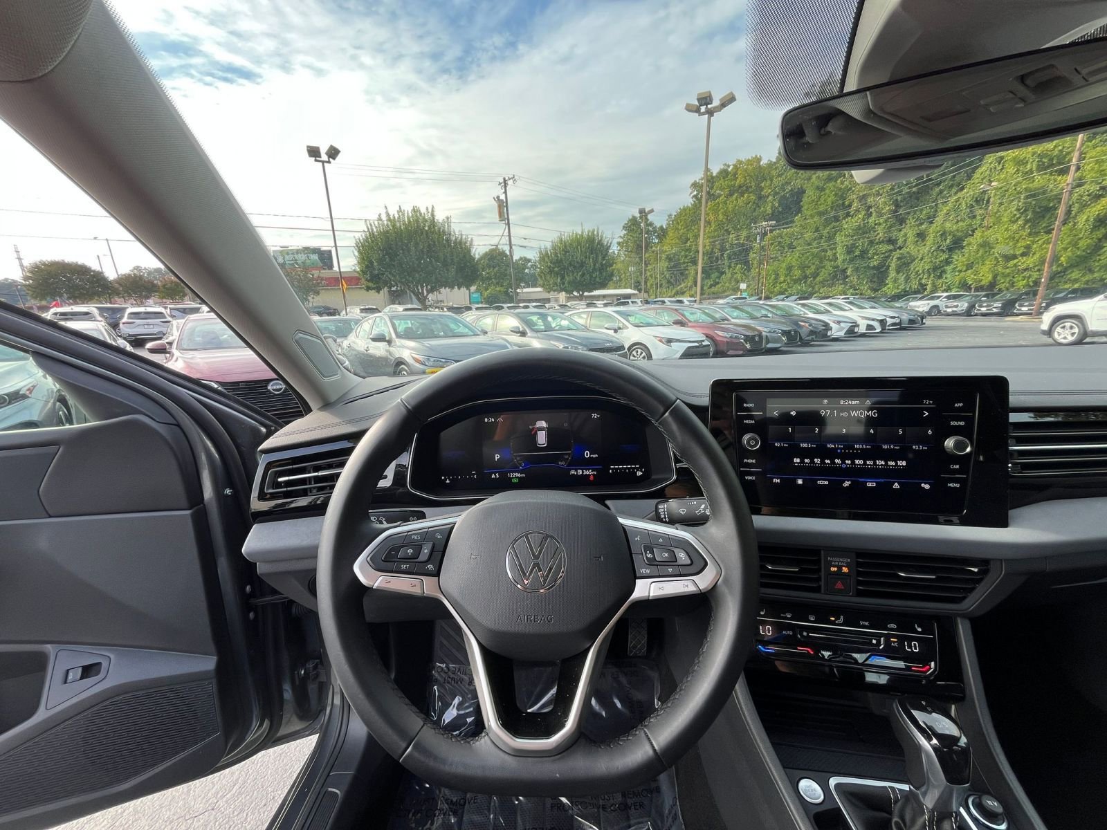 Used 2025 Volkswagen Jetta SE image 35