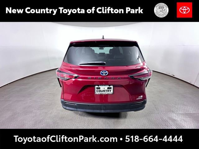Used 2021 Toyota Sienna XLE image 4