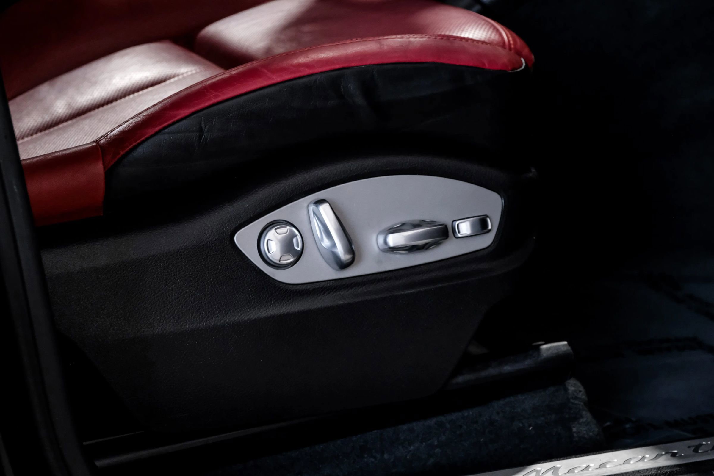 Used 2017 Porsche Macan Turbo image 38