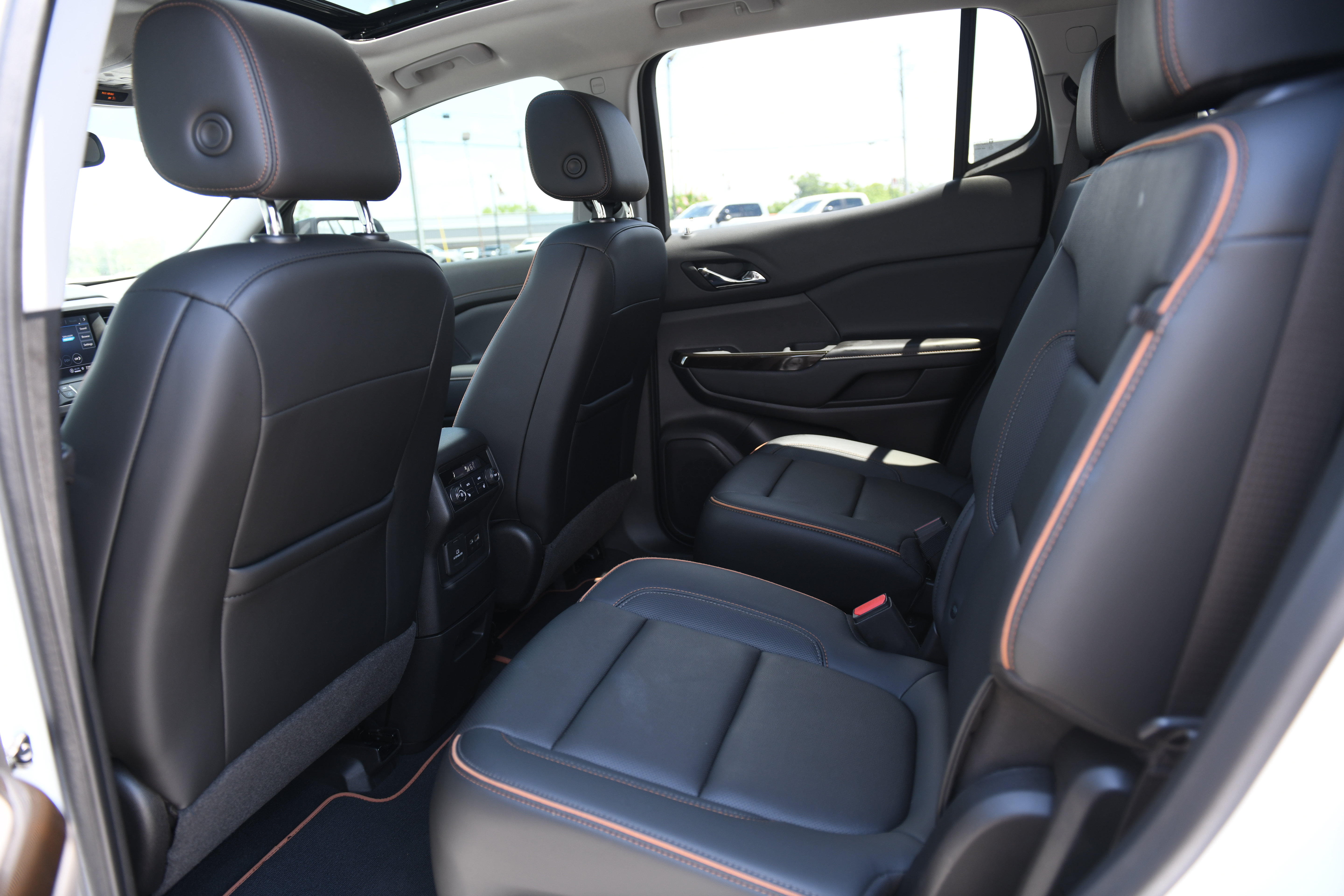 Used 2022 GMC Acadia AT4 w/ Technology Package AWD/4WD image 10