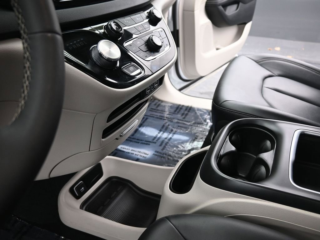 Used 2024 Chrysler Pacifica Touring-L image 24