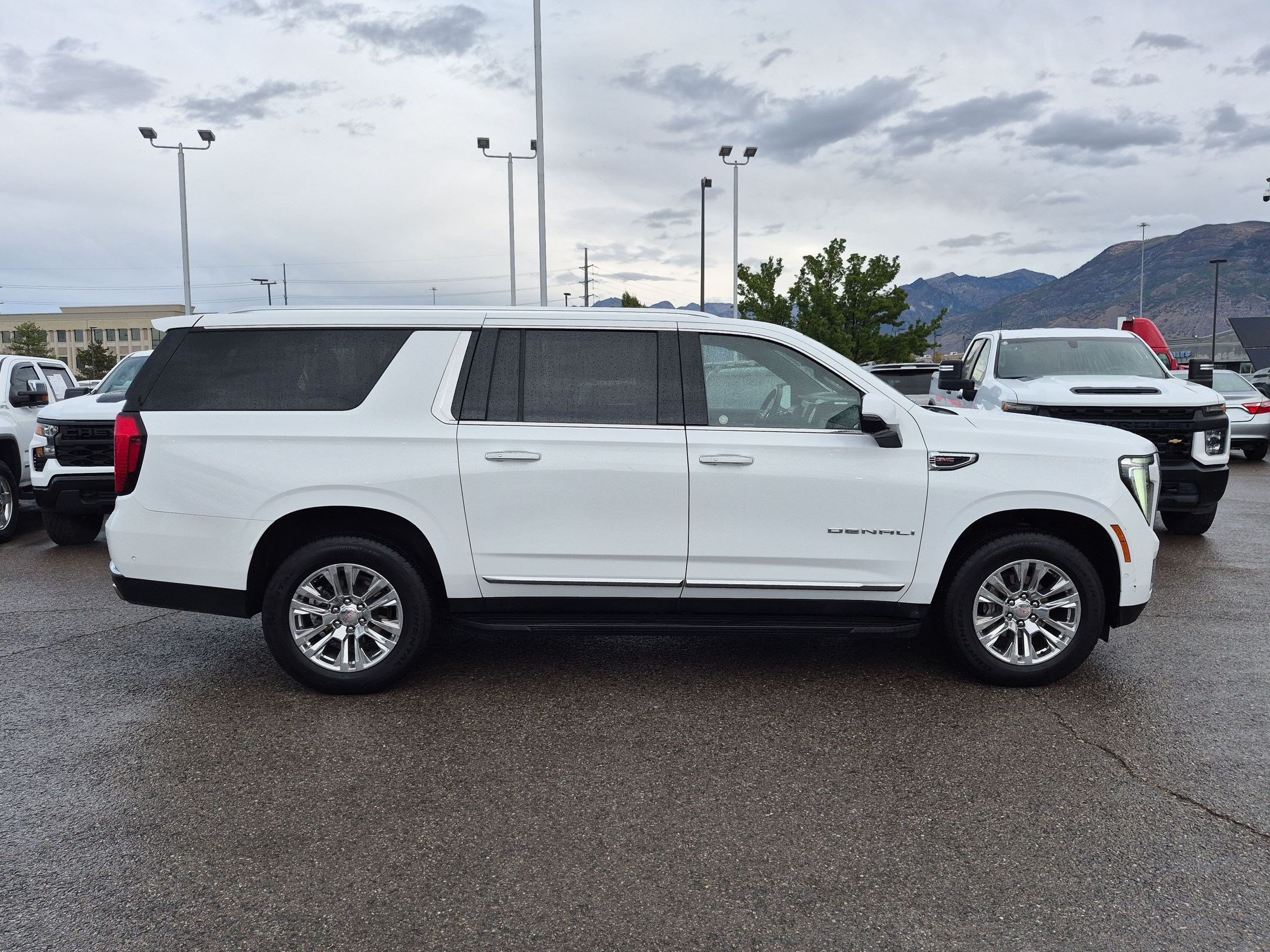Used 2025 GMC Yukon XL Denali AWD/4WD image 2