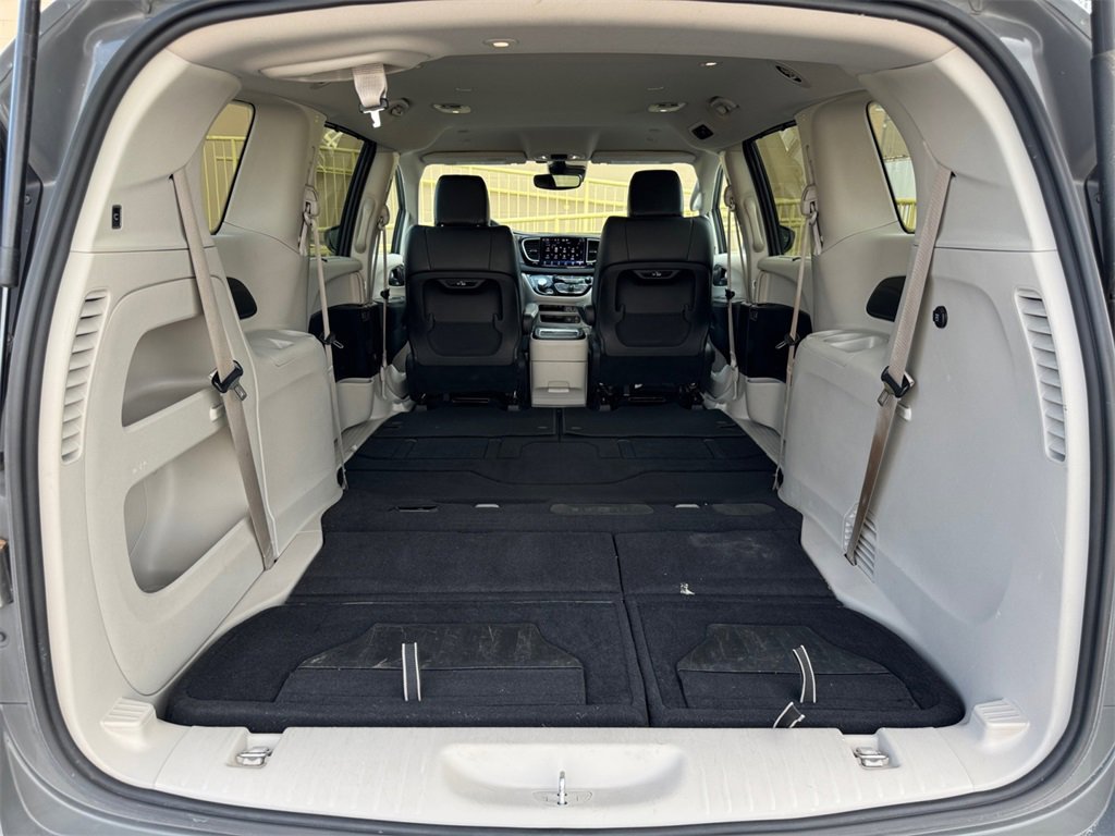 Used 2022 Chrysler Pacifica Touring-L image 34