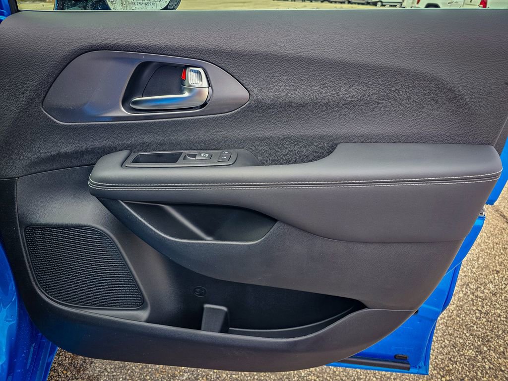 New 2026 Chrysler Pacifica Select image 45