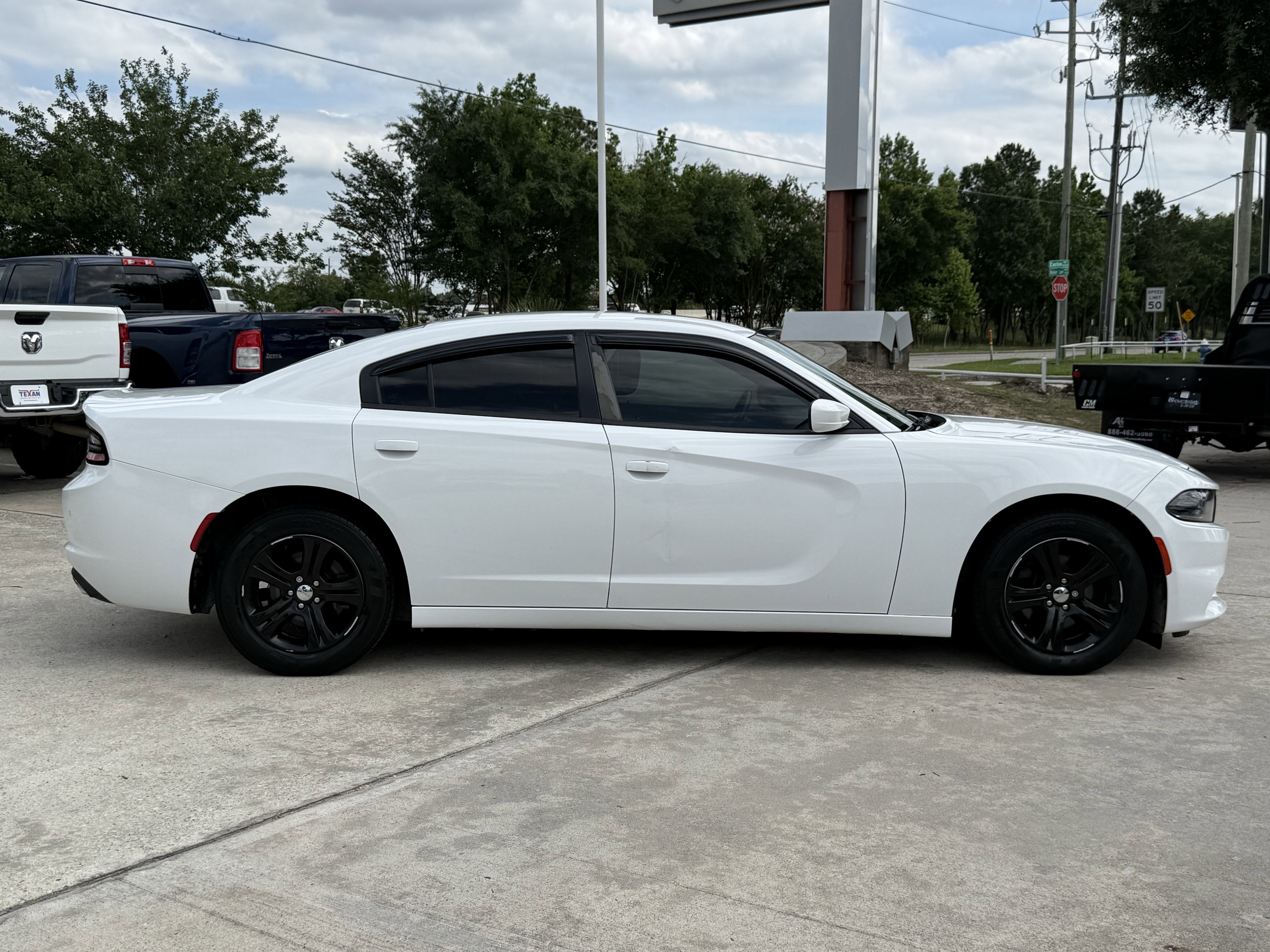 Used 2018 Dodge Charger SXT RWD image 3