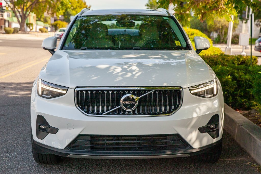 Used 2023 Volvo XC40 B4 Ultimate w/ Protection Package Premier image 3