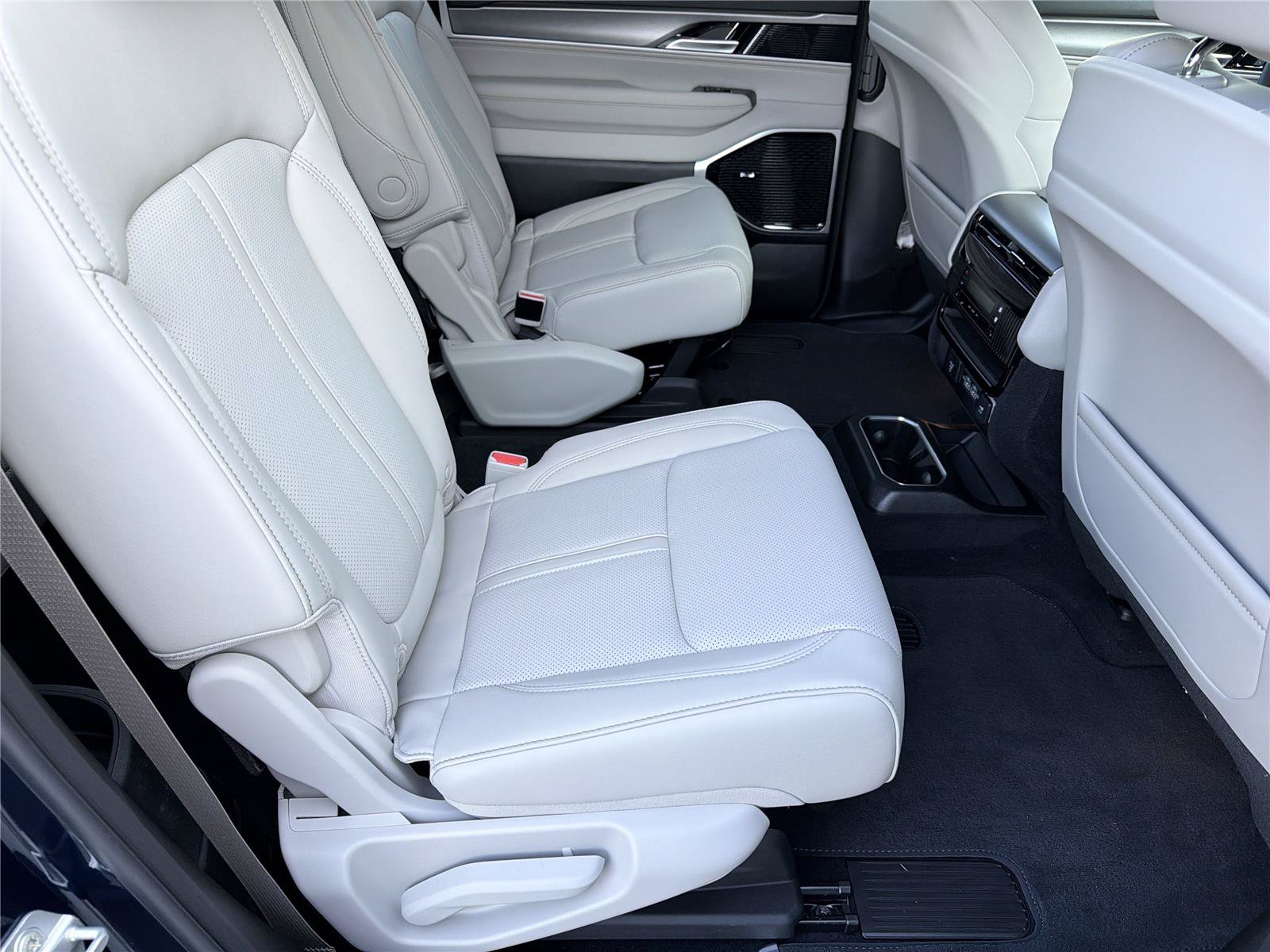 New 2026 Jeep Grand Wagoneer L Limited AWD/4WD image 14