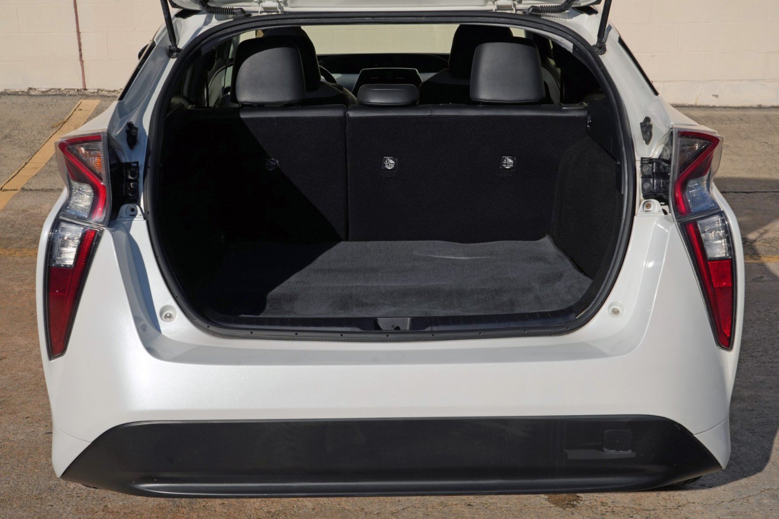 Used 2017 Toyota Prius Three Touring w/ Carpet Mat Package FWD image 9