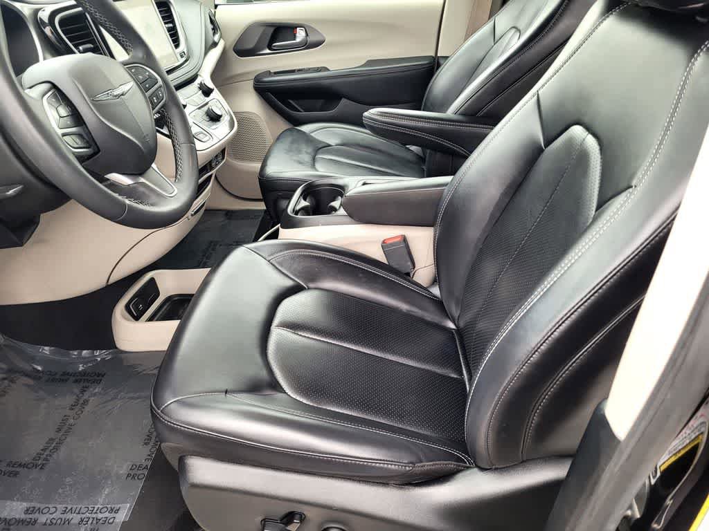 Used 2023 Chrysler Pacifica Touring-L FWD image 14