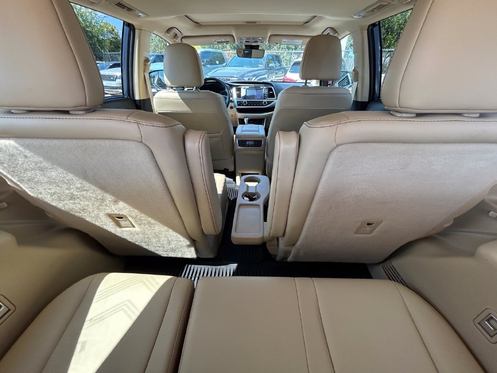 Used 2019 Toyota Highlander XLE FWD image 16