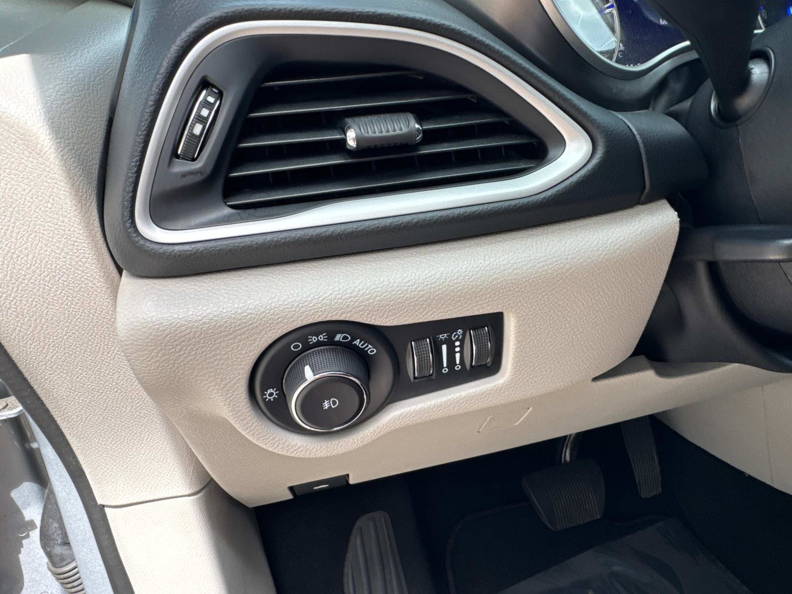Certified 2023 Chrysler Pacifica Touring-L image 32