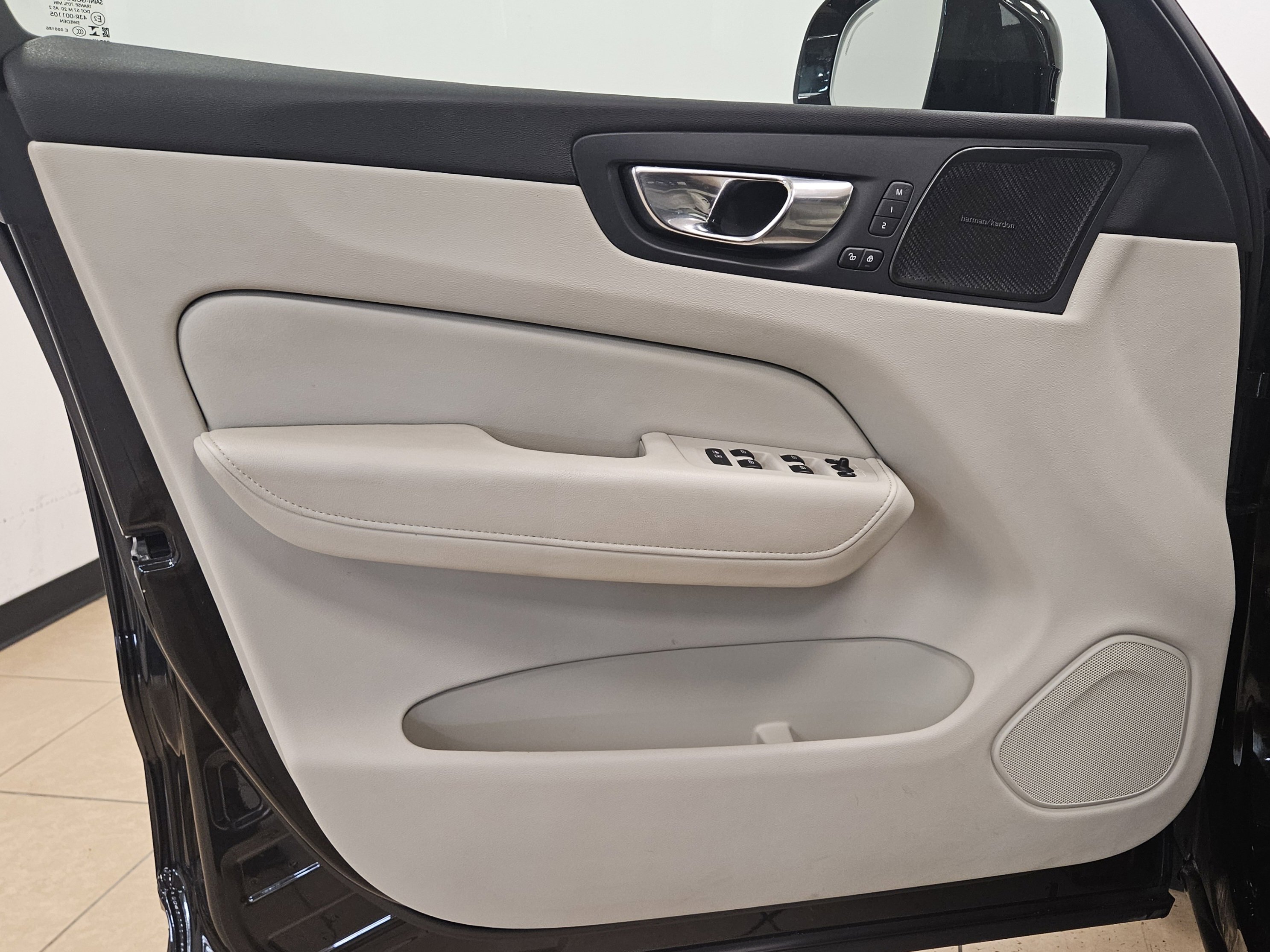 Used 2021 Volvo XC60 T6 Inscription image 12