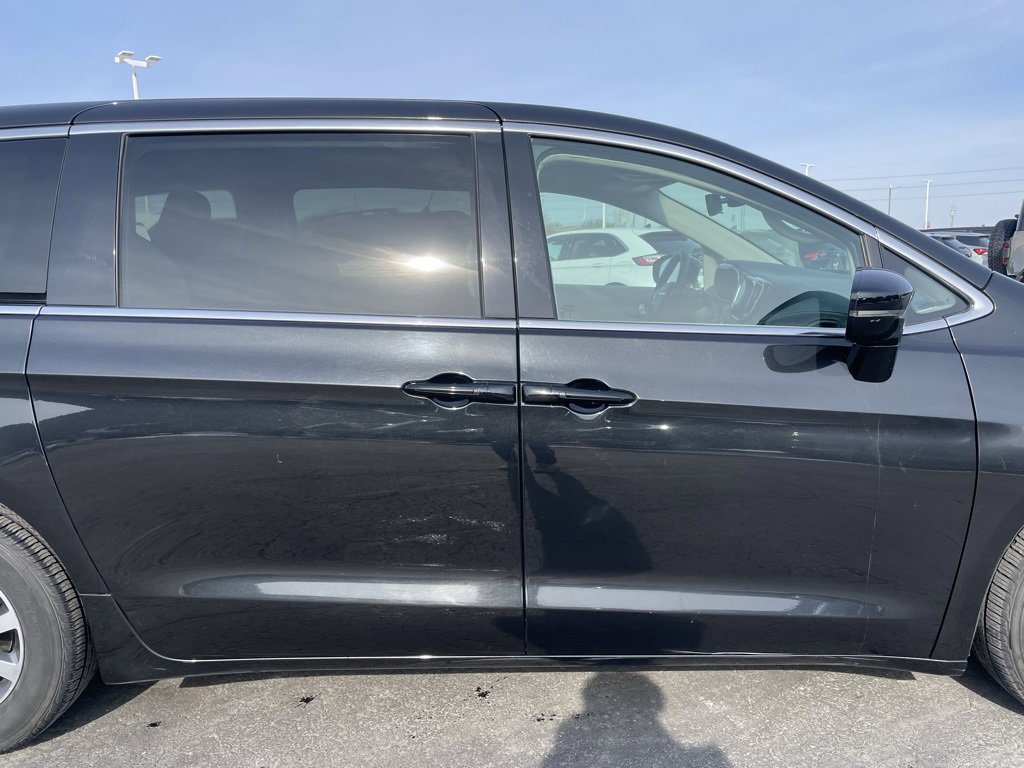 Used 2024 Chrysler Pacifica Select image 29