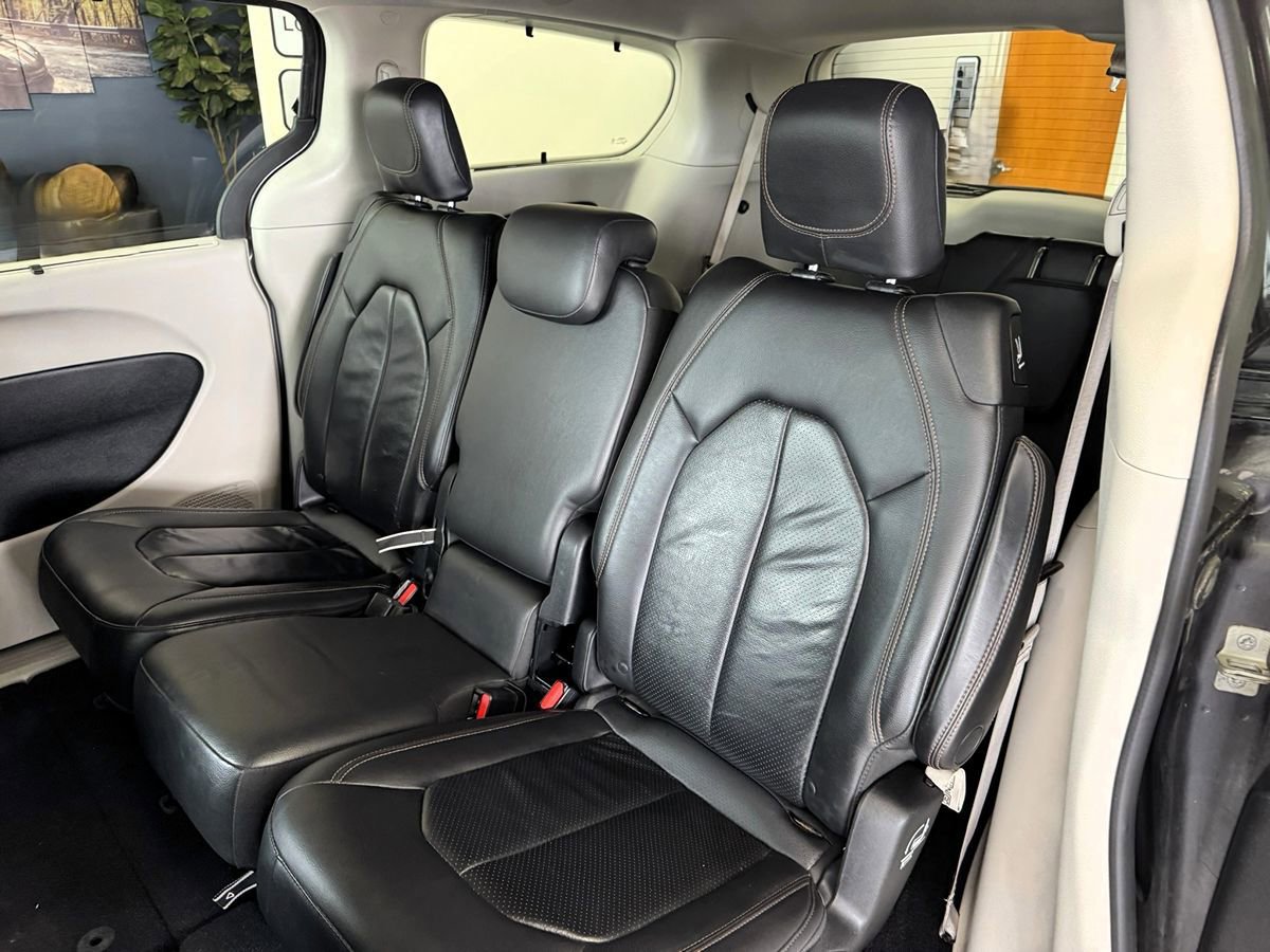 Used 2018 Chrysler Pacifica Touring-L FWD image 40