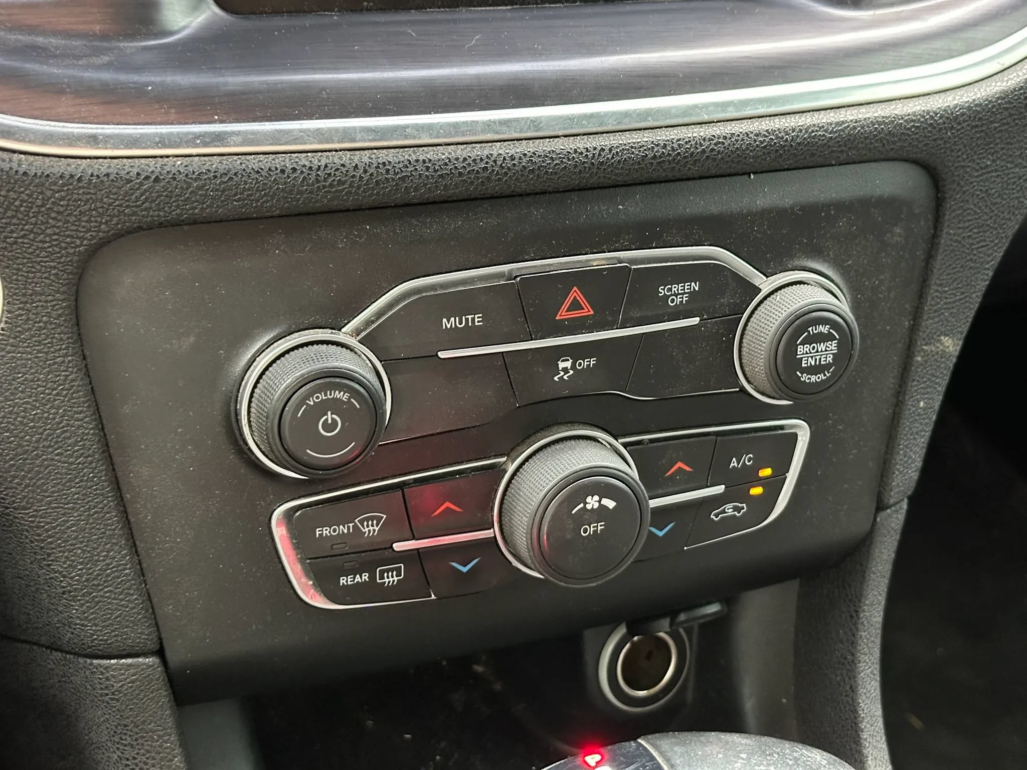 Used 2017 Dodge Charger SE RWD image 28