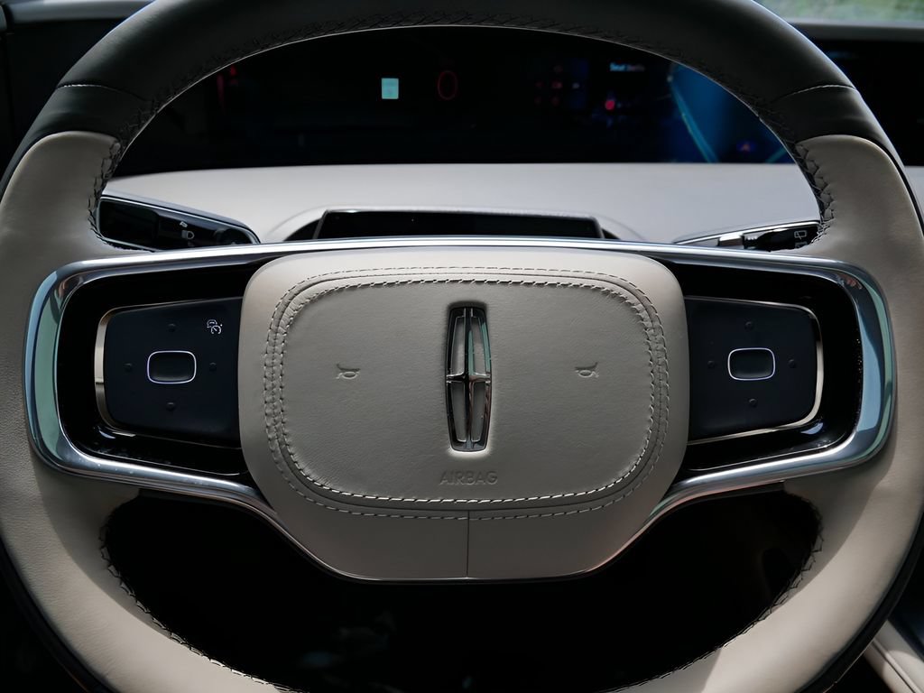 Used 2025 Lincoln Nautilus Reserve AWD/4WD image 18