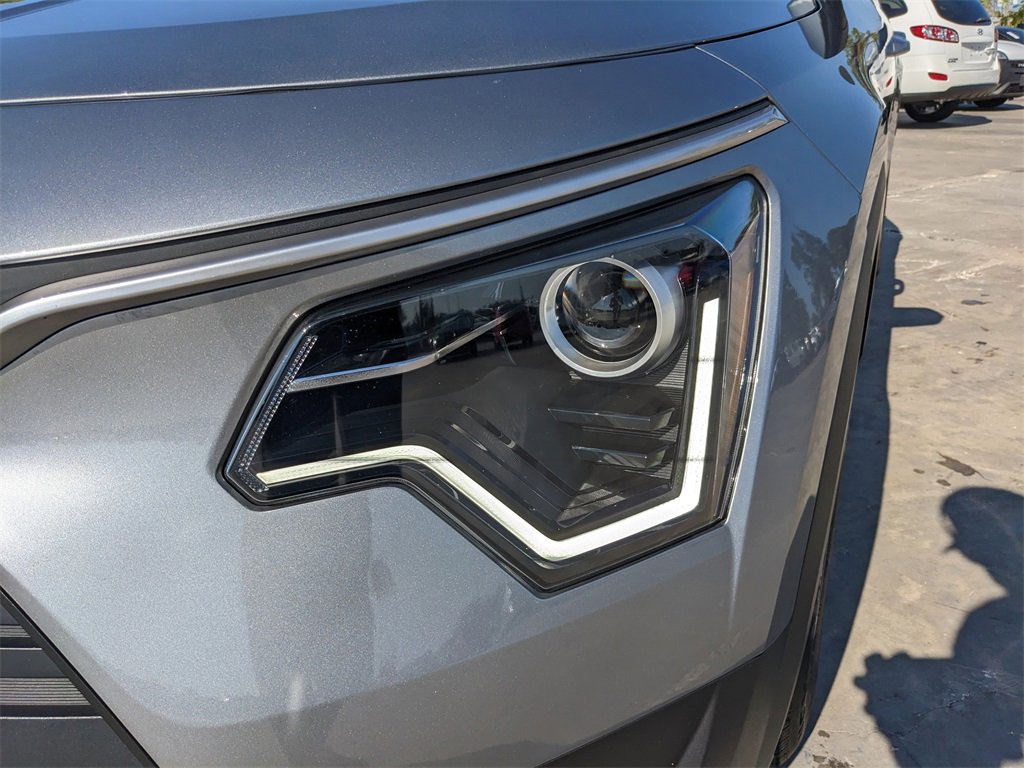 Certified 2025 Kia Niro LX image 11