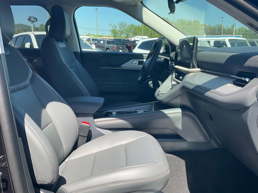 New 2026 Ford Explorer Active RWD image 12