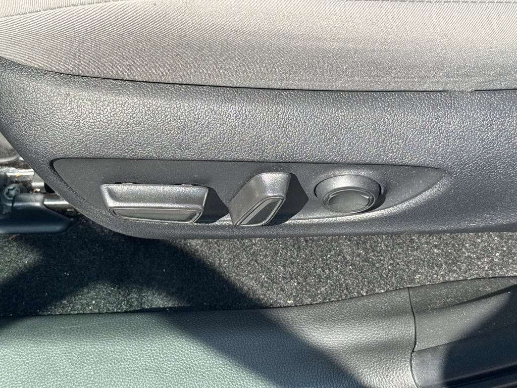 Used 2025 Toyota RAV4 XLE AWD/4WD image 46