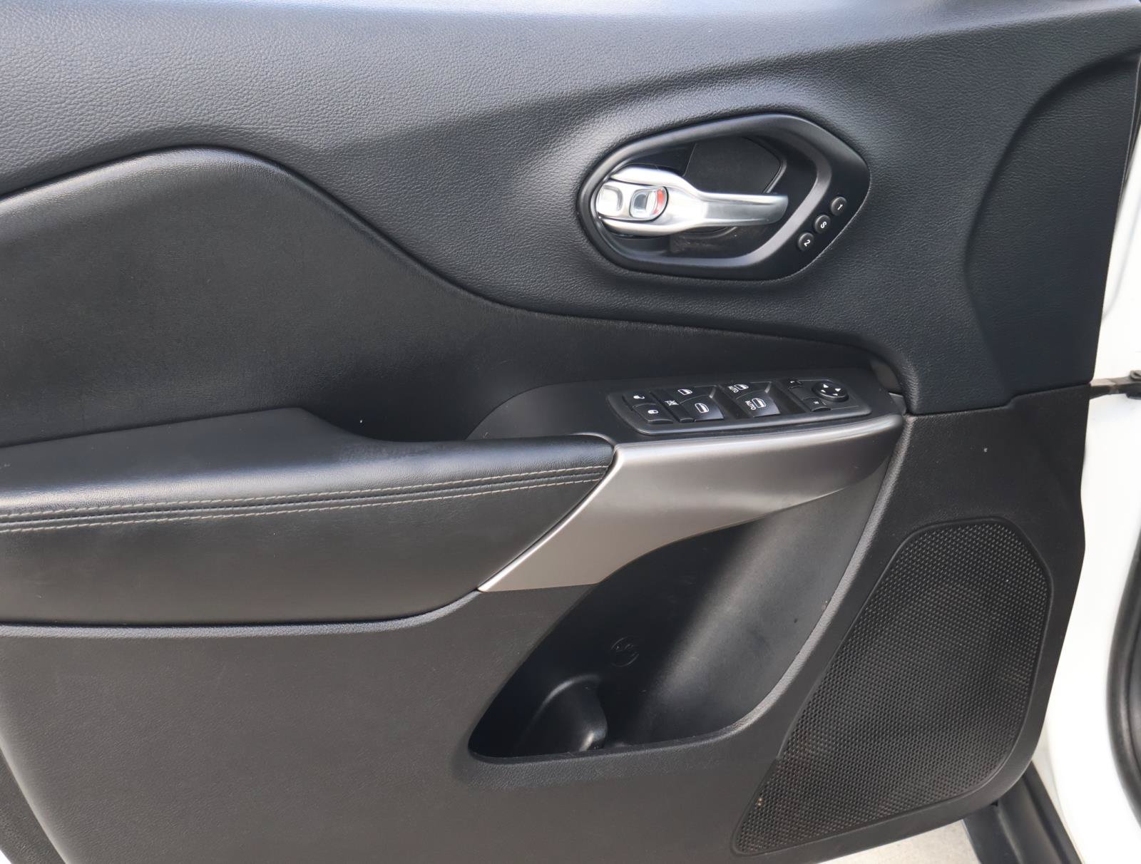 Used 2019 Jeep Cherokee Limited w/ Technology Group FWD image 16