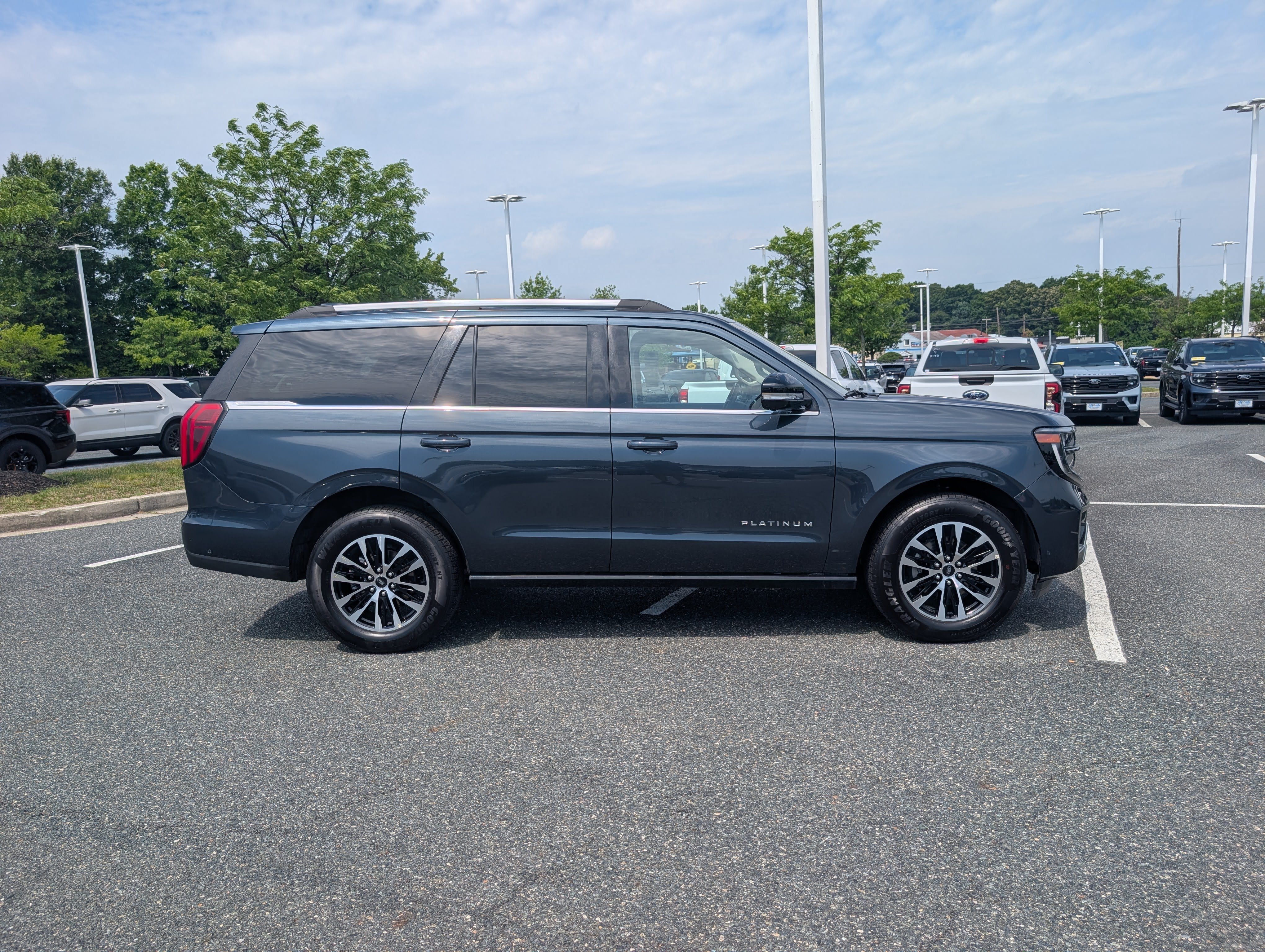 Used 2025 Ford Expedition Platinum AWD/4WD image 3