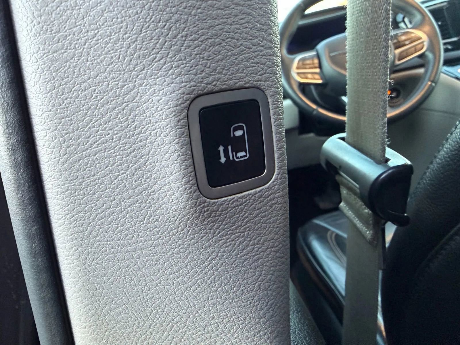 Used 2017 Chrysler Pacifica Touring-L image 17