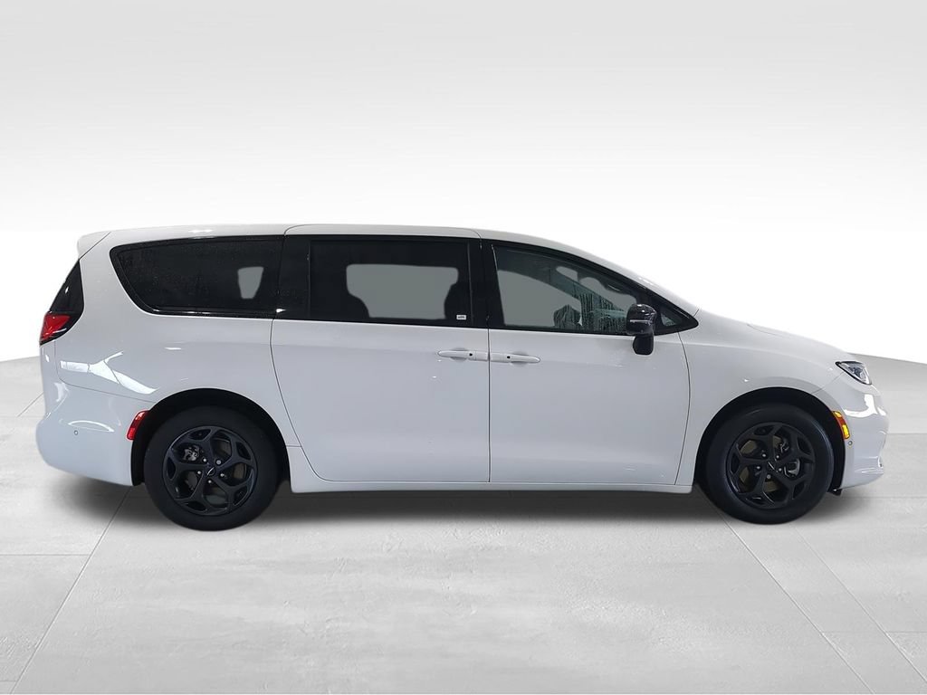 Used 2024 Chrysler Pacifica Limited FWD image 9