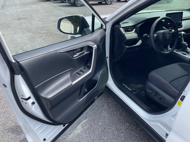 Used 2022 Toyota RAV4 SE w/ Weather & Moonroof Package AWD/4WD image 10