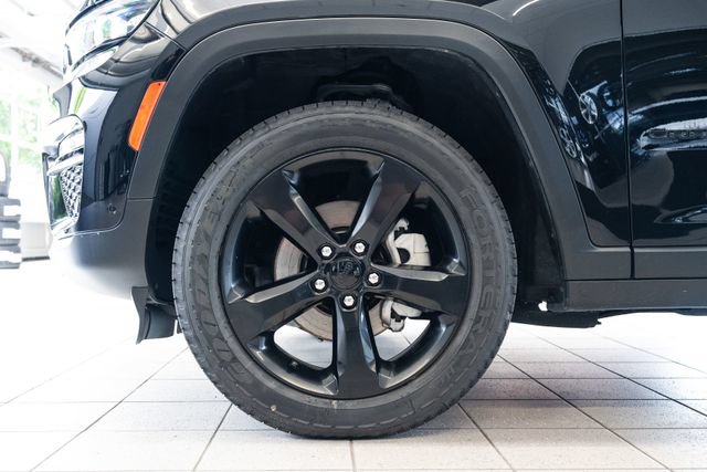 Used 2023 Jeep Grand Cherokee Limited w/ Luxury Tech Group II AWD/4WD image 7