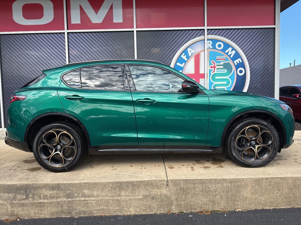 New 2025 Alfa Romeo Stelvio Sprint image 2