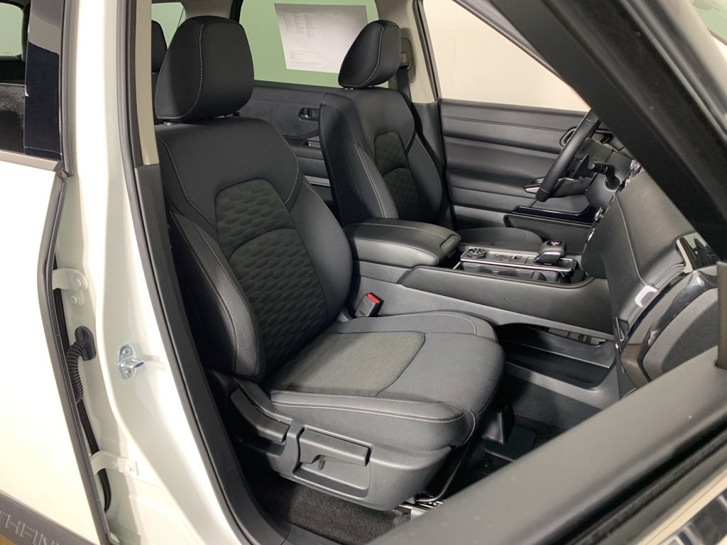 Used 2025 Nissan Pathfinder SV image 41