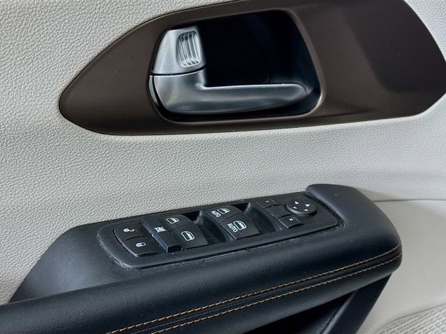 Used 2017 Chrysler Pacifica Touring image 18