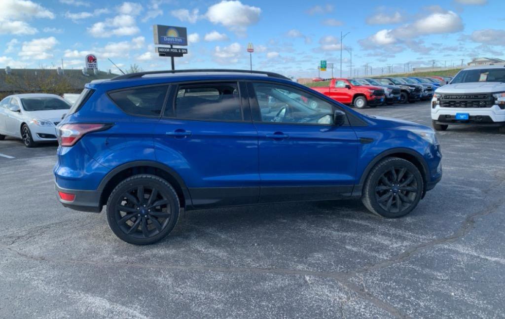 Used 2017 Ford Escape SE w/ SE Sport Appearance Package image 4