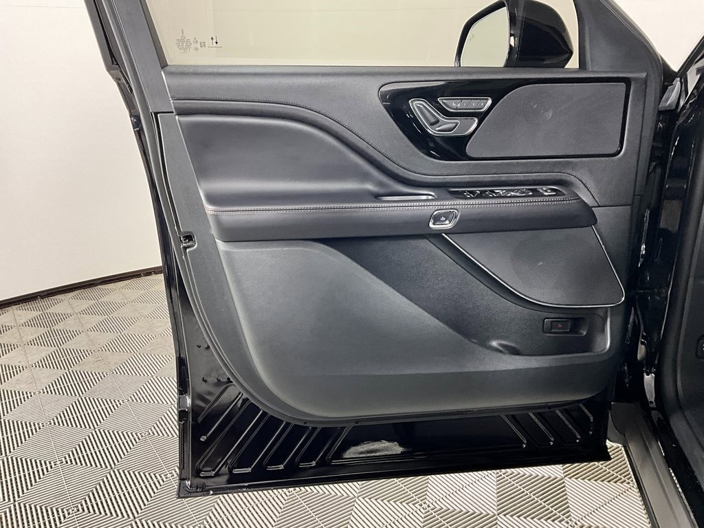 Used 2023 Lincoln Aviator 2WD w/ Premium Package image 18