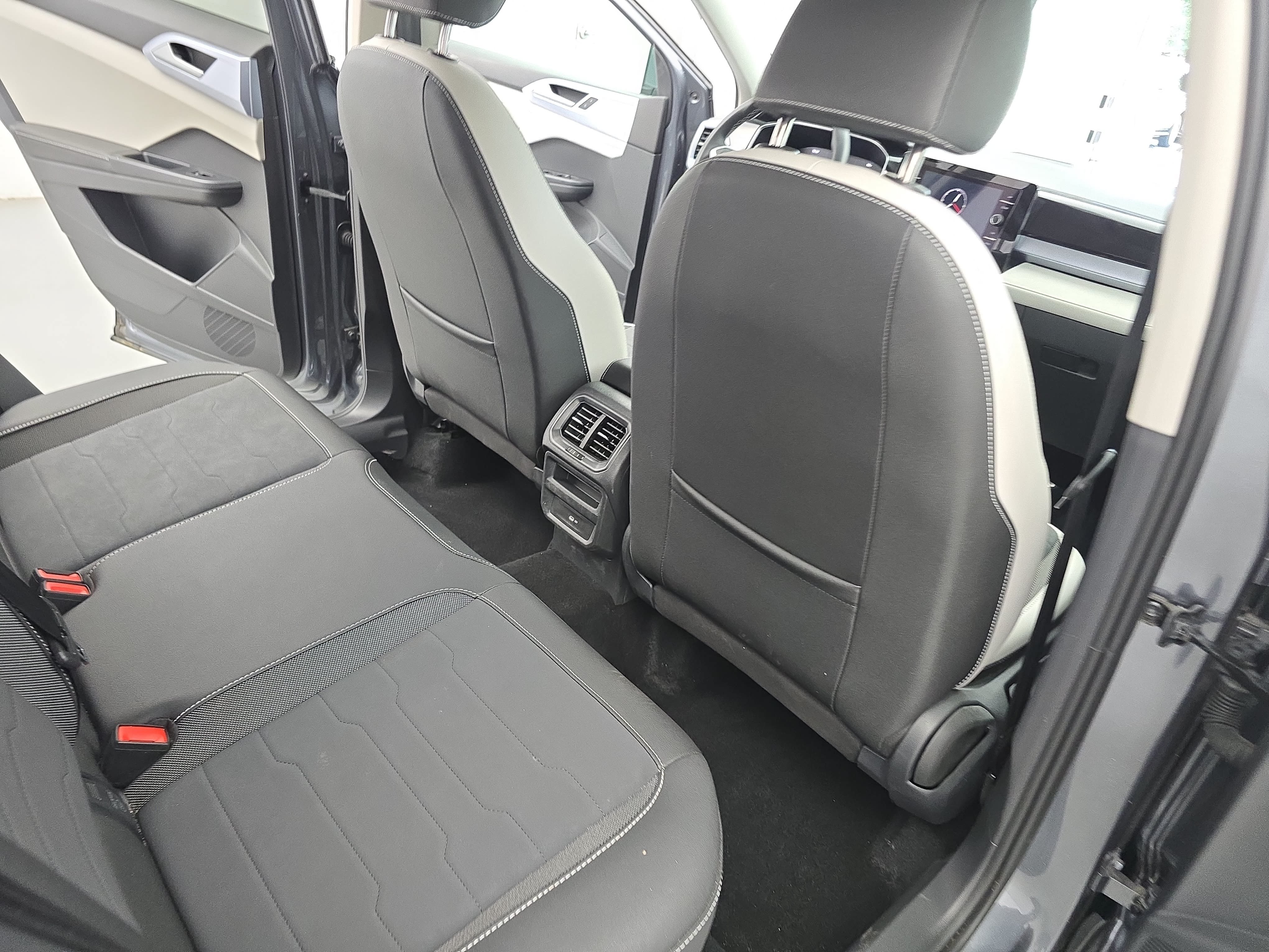 Certified 2025 Volkswagen Taos SE FWD image 11