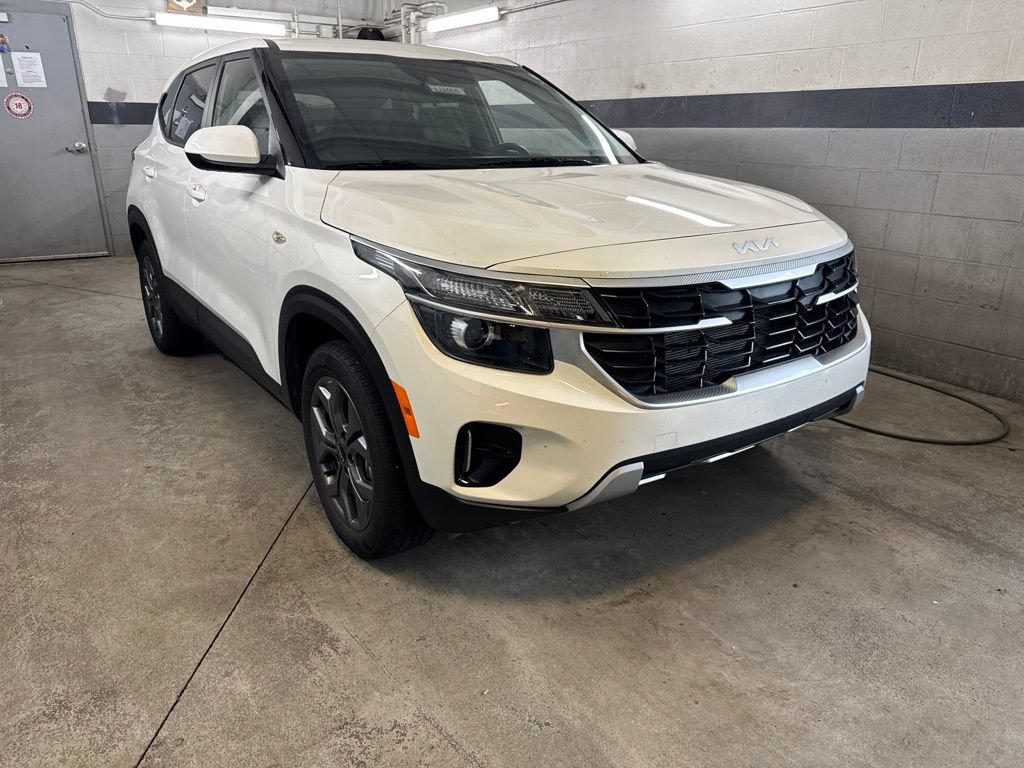 Used 2025 Kia Seltos LX AWD/4WD image 3