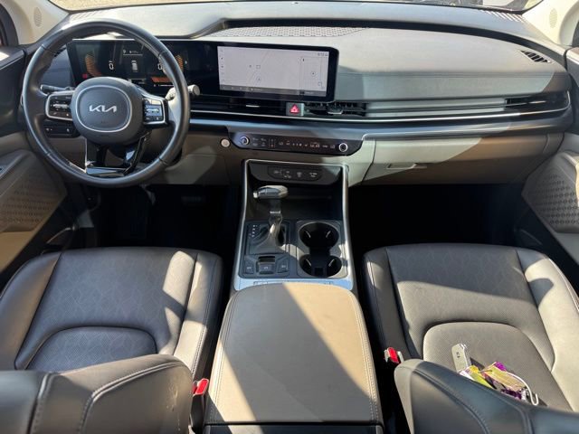 Used 2025 Kia Carnival FWD image 16