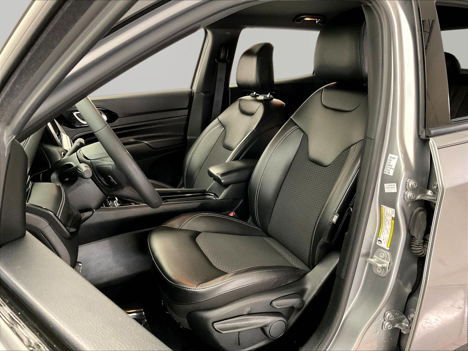Used 2023 Jeep Compass Latitude AWD/4WD image 21