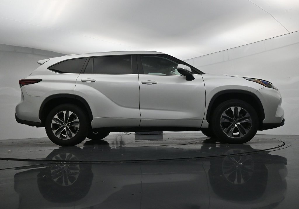 Used 2024 Toyota Highlander XLE FWD image 32